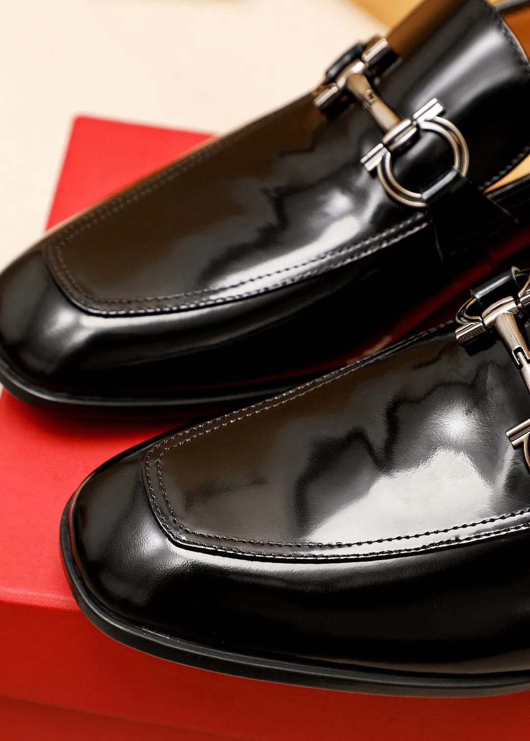 Men's shoes 💰480 💐 Product trademark: Ferragamo "Ferragamo" casual leather shoes Regular size: 38-44 (45🉑️customized) Product materials: Selected imported first-layer open-edge beaded cowhide upper + luxury hardware buckle, imported water-dyed cowhide leather lining. Strong three-dimensional visual effect, original rubber outsole Color: 3⃣️seed leather materials available